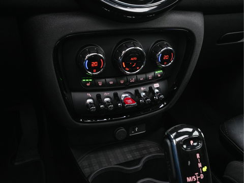 MINI Clubman 2.0 Cooper S ALL4 Premier Plus JCW (INCL-BTW) Aut * PANO | LEATHER | FULL-LED | HEATED-SPORTSEATS | DIGI-COCKPIT | AMBIENT-LIGHT | PRIVACY-GLASS | HEAD-UP | PDC | CAMERA | DAB  | KEYLESS | TOWBAR | 18"ALU*