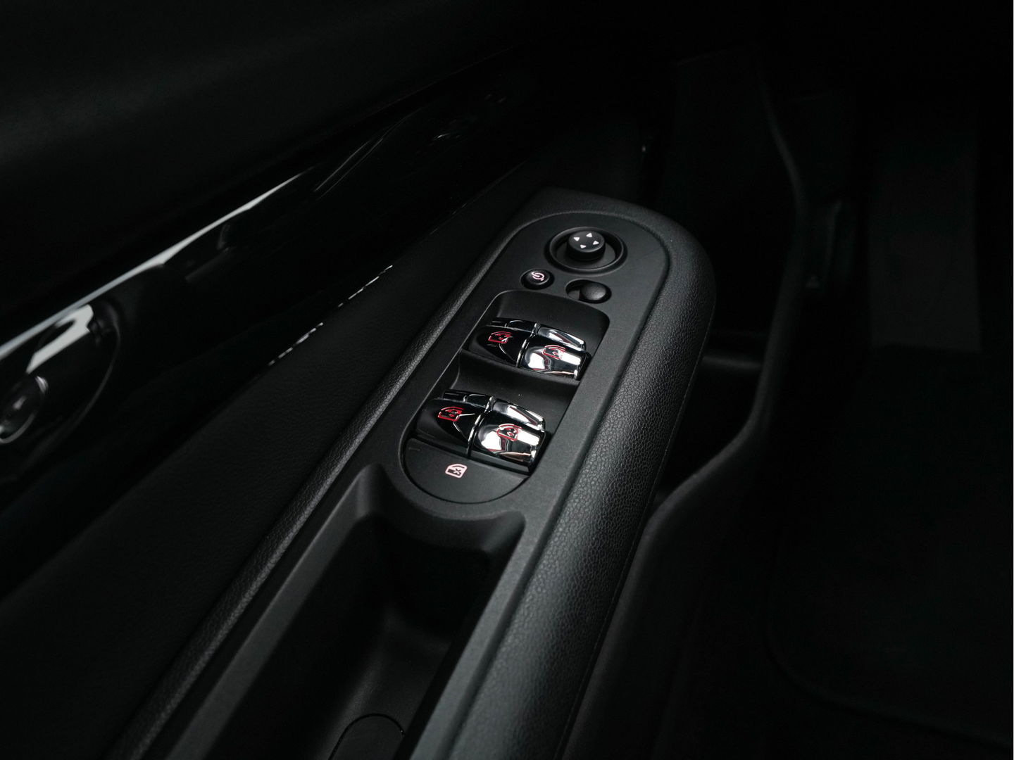 MINI Clubman 2.0 Cooper S ALL4 Premier Plus JCW (INCL-BTW) Aut * PANO | LEATHER | FULL-LED | HEATED-SPORTSEATS | DIGI-COCKPIT | AMBIENT-LIGHT | PRIVACY-GLASS | HEAD-UP | PDC | CAMERA | DAB  | KEYLESS | TOWBAR | 18"ALU*