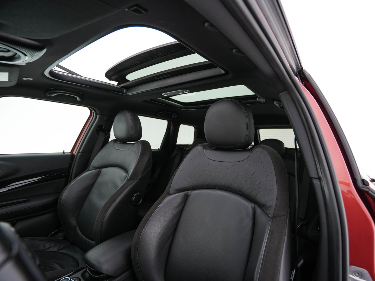 MINI Clubman 2.0 Cooper S ALL4 Premier Plus JCW (INCL-BTW) Aut * PANO | LEATHER | FULL-LED | HEATED-SPORTSEATS | DIGI-COCKPIT | AMBIENT-LIGHT | PRIVACY-GLASS | HEAD-UP | PDC | CAMERA | DAB  | KEYLESS | TOWBAR | 18"ALU*