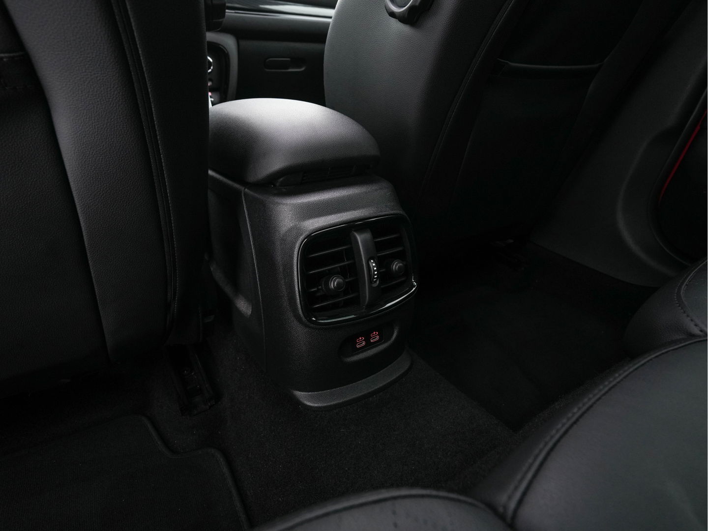 MINI Clubman 2.0 Cooper S ALL4 Premier Plus JCW (INCL-BTW) Aut * PANO | LEATHER | FULL-LED | HEATED-SPORTSEATS | DIGI-COCKPIT | AMBIENT-LIGHT | PRIVACY-GLASS | HEAD-UP | PDC | CAMERA | DAB  | KEYLESS | TOWBAR | 18"ALU*