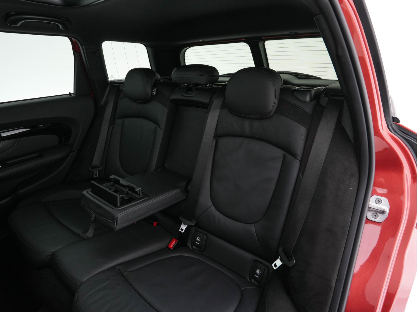 MINI Clubman 2.0 Cooper S ALL4 Premier Plus JCW (INCL-BTW) Aut * PANO | LEATHER | FULL-LED | HEATED-SPORTSEATS | DIGI-COCKPIT | AMBIENT-LIGHT | PRIVACY-GLASS | HEAD-UP | PDC | CAMERA | DAB  | KEYLESS | TOWBAR | 18"ALU*