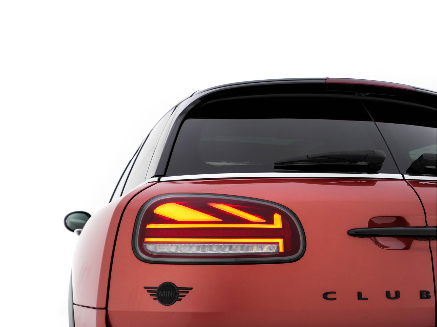 MINI Clubman 2.0 Cooper S ALL4 Premier Plus JCW (INCL-BTW) Aut * PANO | LEATHER | FULL-LED | HEATED-SPORTSEATS | DIGI-COCKPIT | AMBIENT-LIGHT | PRIVACY-GLASS | HEAD-UP | PDC | CAMERA | DAB  | KEYLESS | TOWBAR | 18"ALU*