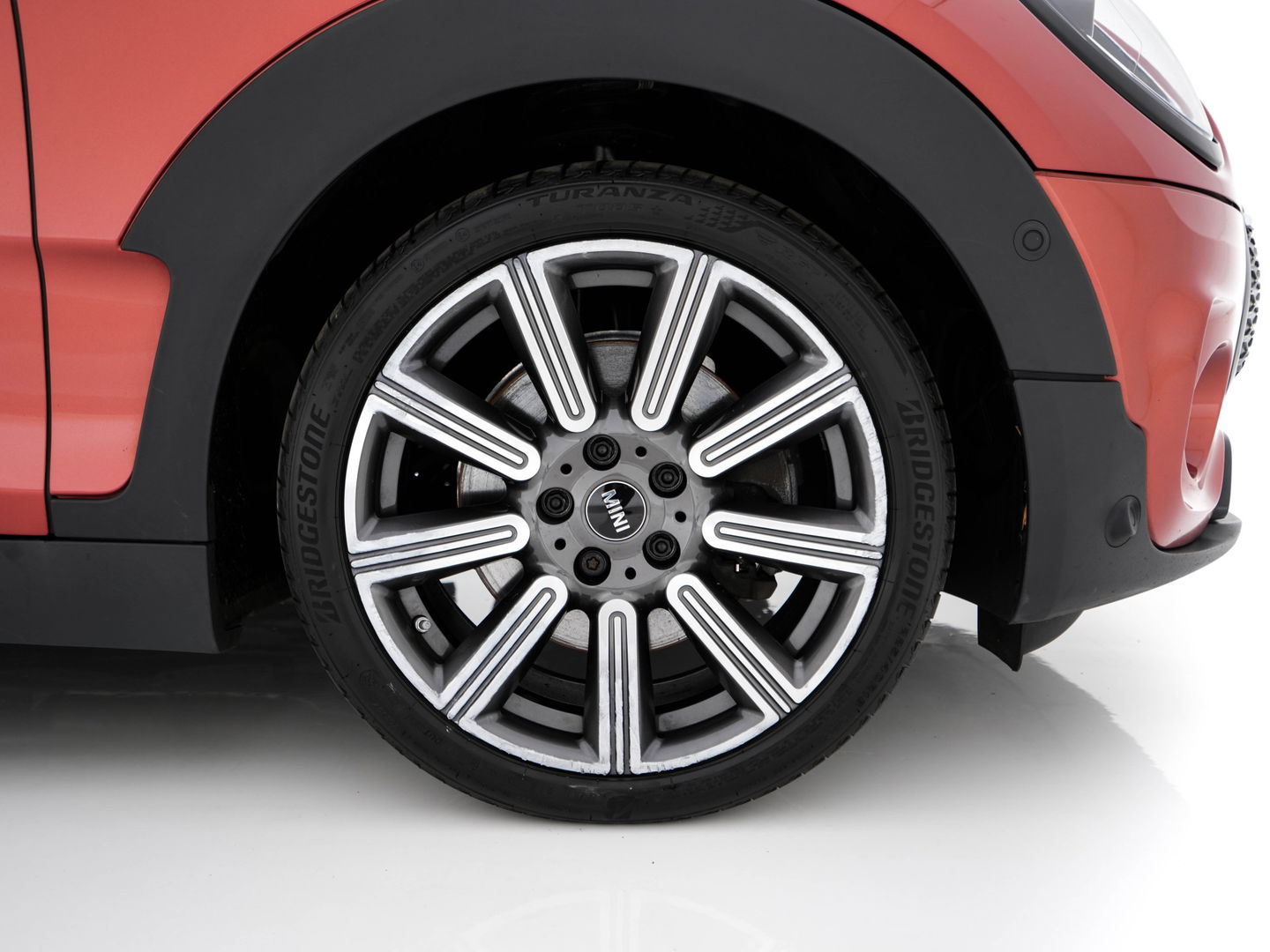 MINI Clubman 2.0 Cooper S ALL4 Premier Plus JCW (INCL-BTW) Aut * PANO | LEATHER | FULL-LED | HEATED-SPORTSEATS | DIGI-COCKPIT | AMBIENT-LIGHT | PRIVACY-GLASS | HEAD-UP | PDC | CAMERA | DAB  | KEYLESS | TOWBAR | 18"ALU*