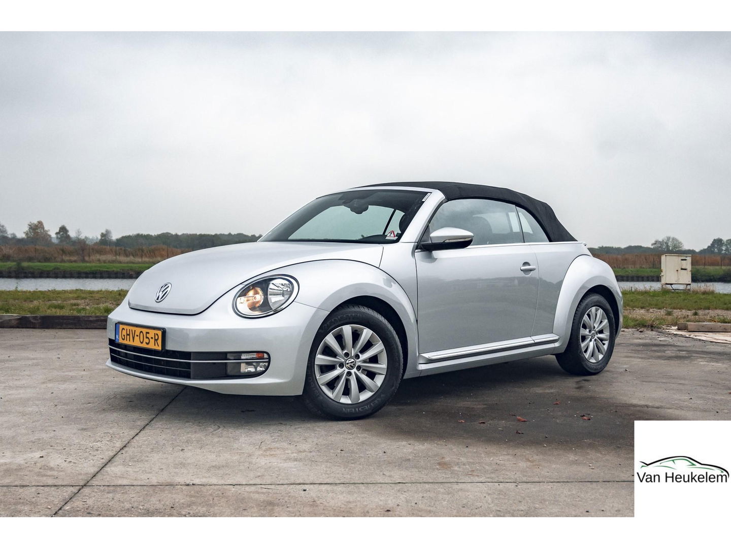 Volkswagen Beetle Cabriolet 1.2 TSI | ALL SEASON BANDEN | LM VELGEN | STOELVERWARMING
