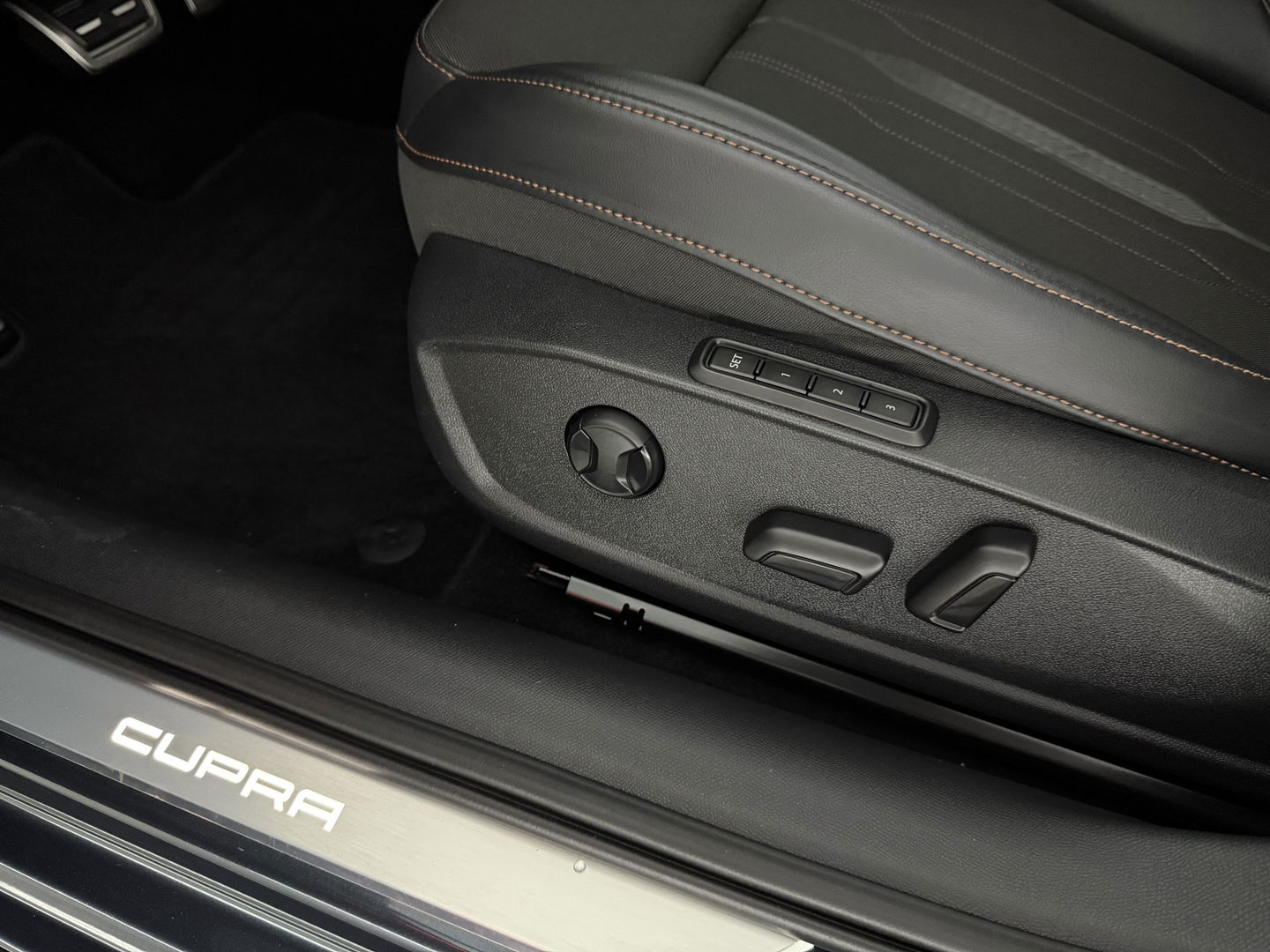 CUPRA Leon Sportstourer 1.4 e-Hybrid VZ Performance | Pano | Virtual | Sfeerverl. | Memory | Stuur/Stoelverw. | Adaptive-Cruise