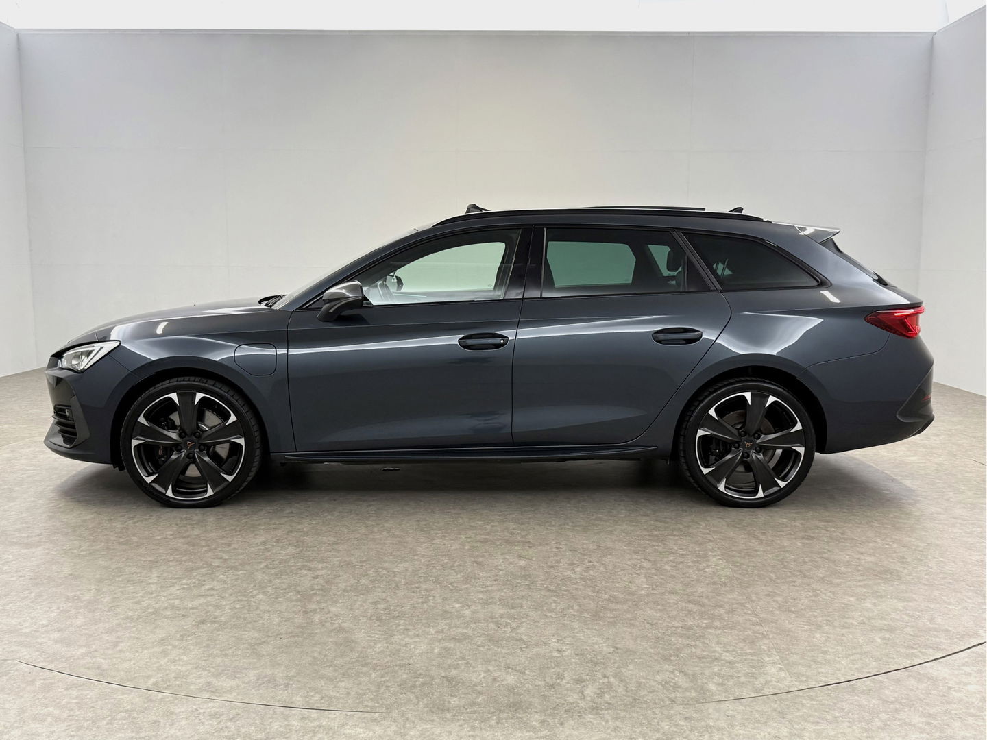 CUPRA Leon Sportstourer 1.4 e-Hybrid VZ Performance | Pano | Virtual | Sfeerverl. | Memory | Stuur/Stoelverw. | Adaptive-Cruise