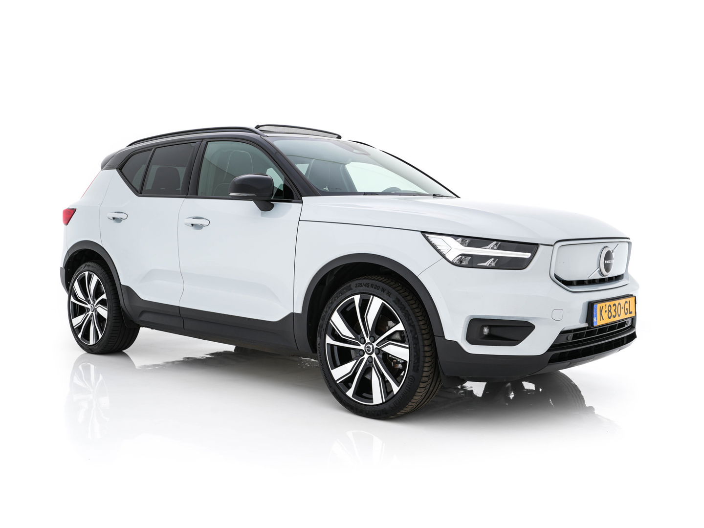 Volvo XC40 Recharge P8 AWD R-Design [ 3-Fase-11kW ] {SOH-89%} (INCL-BTW) *PANO | LEATHER-MICROFIBRE | DIGI-COCKPIT | FULL-LED | NAVI-FULLMAP | ECC | CARPLAY | PDC | KEYLESS | HEATED-SPORTSEATS | BLIS | PRIVACY-GLASS | 20"ALU*