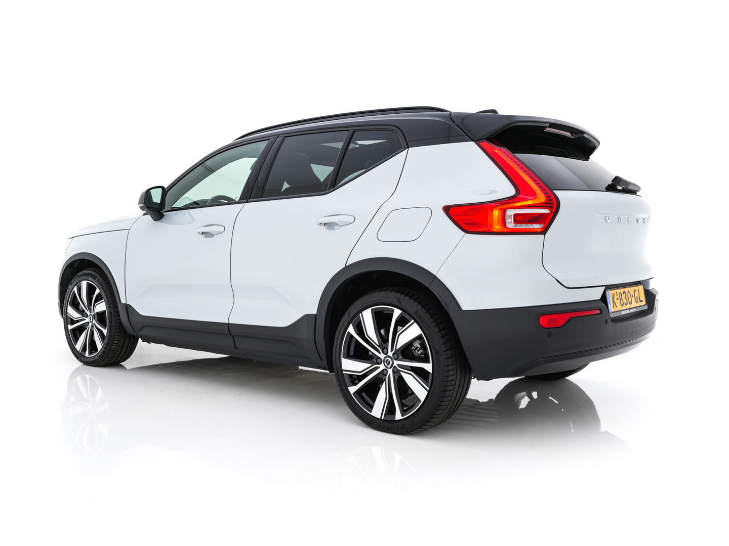 Volvo XC40 Recharge P8 AWD R-Design [ 3-Fase-11kW ] {SOH-89%} (INCL-BTW) *PANO | LEATHER-MICROFIBRE | DIGI-COCKPIT | FULL-LED | NAVI-FULLMAP | ECC | CARPLAY | PDC | KEYLESS | HEATED-SPORTSEATS | BLIS | PRIVACY-GLASS | 20"ALU*