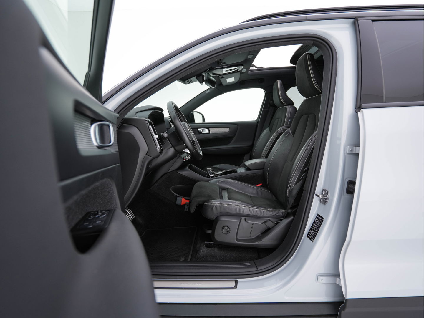 Volvo XC40 Recharge P8 AWD R-Design [ 3-Fase-11kW ] {SOH-89%} (INCL-BTW) *PANO | LEATHER-MICROFIBRE | DIGI-COCKPIT | FULL-LED | NAVI-FULLMAP | ECC | CARPLAY | PDC | KEYLESS | HEATED-SPORTSEATS | BLIS | PRIVACY-GLASS | 20"ALU*