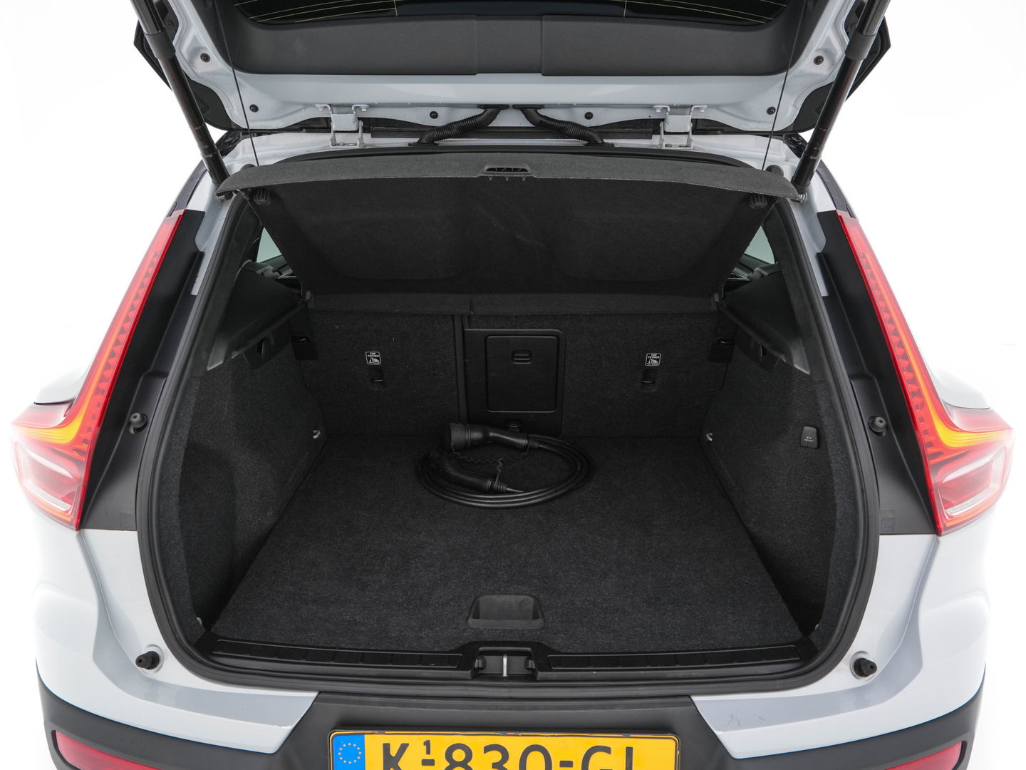 Volvo XC40 Recharge P8 AWD R-Design [ 3-Fase-11kW ] {SOH-89%} (INCL-BTW) *PANO | LEATHER-MICROFIBRE | DIGI-COCKPIT | FULL-LED | NAVI-FULLMAP | ECC | CARPLAY | PDC | KEYLESS | HEATED-SPORTSEATS | BLIS | PRIVACY-GLASS | 20"ALU*