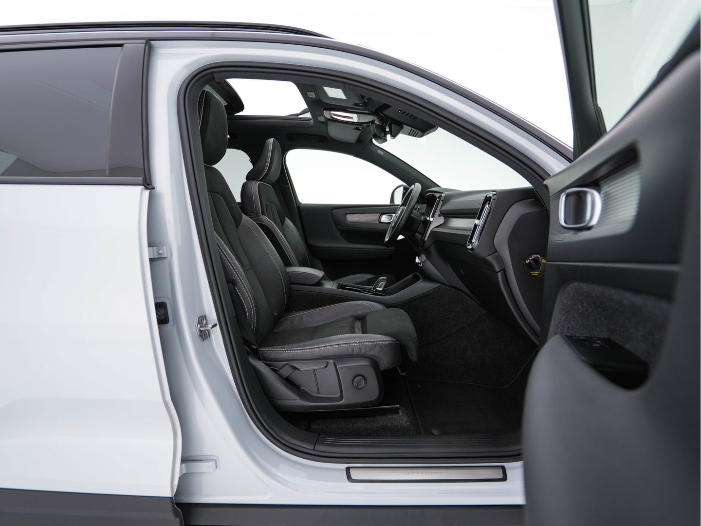 Volvo XC40 Recharge P8 AWD R-Design [ 3-Fase-11kW ] {SOH-89%} (INCL-BTW) *PANO | LEATHER-MICROFIBRE | DIGI-COCKPIT | FULL-LED | NAVI-FULLMAP | ECC | CARPLAY | PDC | KEYLESS | HEATED-SPORTSEATS | BLIS | PRIVACY-GLASS | 20"ALU*