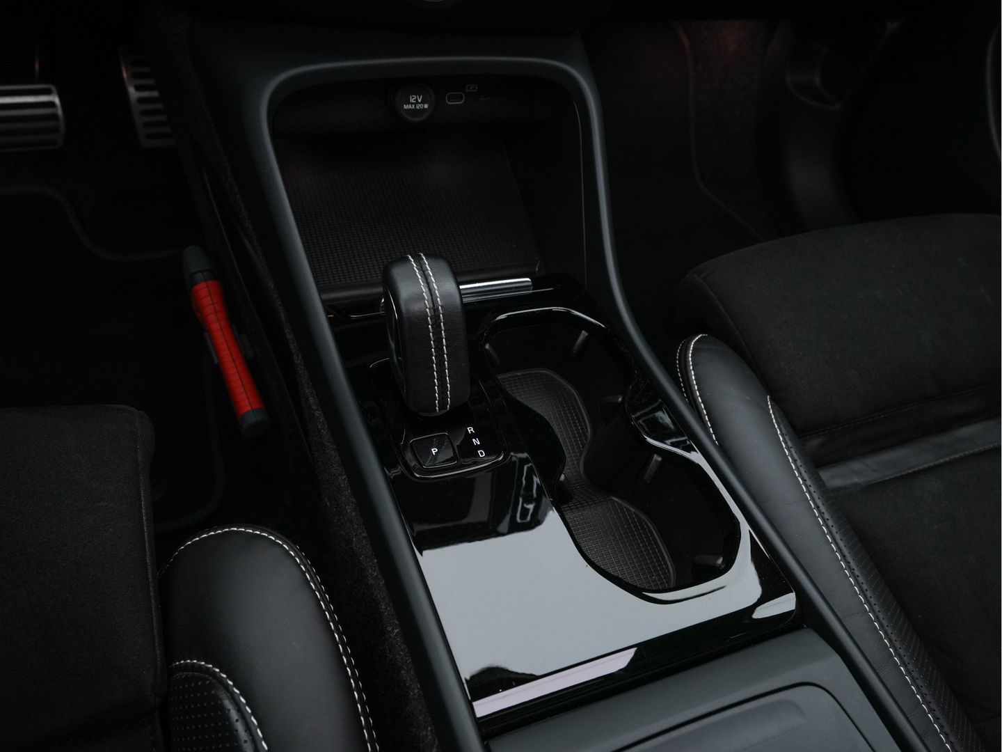 Volvo XC40 Recharge P8 AWD R-Design [ 3-Fase-11kW ] {SOH-89%} (INCL-BTW) *PANO | LEATHER-MICROFIBRE | DIGI-COCKPIT | FULL-LED | NAVI-FULLMAP | ECC | CARPLAY | PDC | KEYLESS | HEATED-SPORTSEATS | BLIS | PRIVACY-GLASS | 20"ALU*