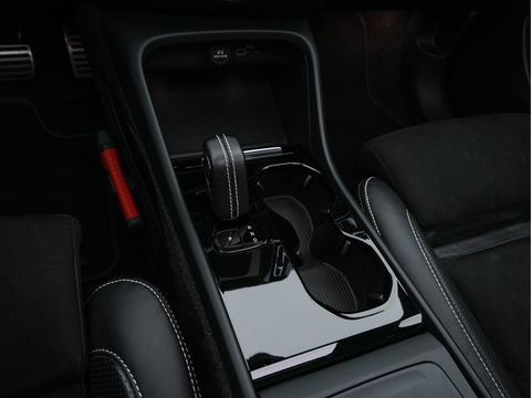 Volvo XC40 Recharge P8 AWD R-Design [ 3-Fase-11kW ] {SOH-89%} (INCL-BTW) *PANO | LEATHER-MICROFIBRE | DIGI-COCKPIT | FULL-LED | NAVI-FULLMAP | ECC | CARPLAY | PDC | KEYLESS | HEATED-SPORTSEATS | BLIS | PRIVACY-GLASS | 20"ALU*