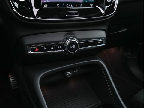 Volvo XC40 Recharge P8 AWD R-Design [ 3-Fase-11kW ] {SOH-89%} (INCL-BTW) *PANO | LEATHER-MICROFIBRE | DIGI-COCKPIT | FULL-LED | NAVI-FULLMAP | ECC | CARPLAY | PDC | KEYLESS | HEATED-SPORTSEATS | BLIS | PRIVACY-GLASS | 20"ALU*