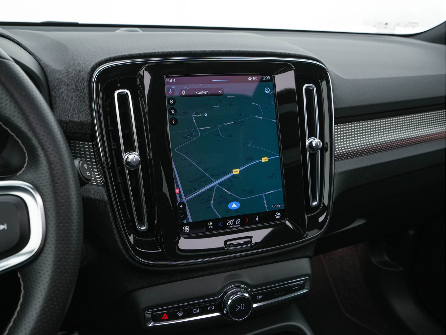 Volvo XC40 Recharge P8 AWD R-Design [ 3-Fase-11kW ] {SOH-89%} (INCL-BTW) *PANO | LEATHER-MICROFIBRE | DIGI-COCKPIT | FULL-LED | NAVI-FULLMAP | ECC | CARPLAY | PDC | KEYLESS | HEATED-SPORTSEATS | BLIS | PRIVACY-GLASS | 20"ALU*