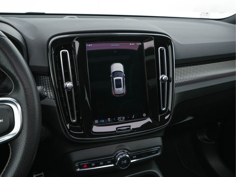 Volvo XC40 Recharge P8 AWD R-Design [ 3-Fase-11kW ] {SOH-89%} (INCL-BTW) *PANO | LEATHER-MICROFIBRE | DIGI-COCKPIT | FULL-LED | NAVI-FULLMAP | ECC | CARPLAY | PDC | KEYLESS | HEATED-SPORTSEATS | BLIS | PRIVACY-GLASS | 20"ALU*