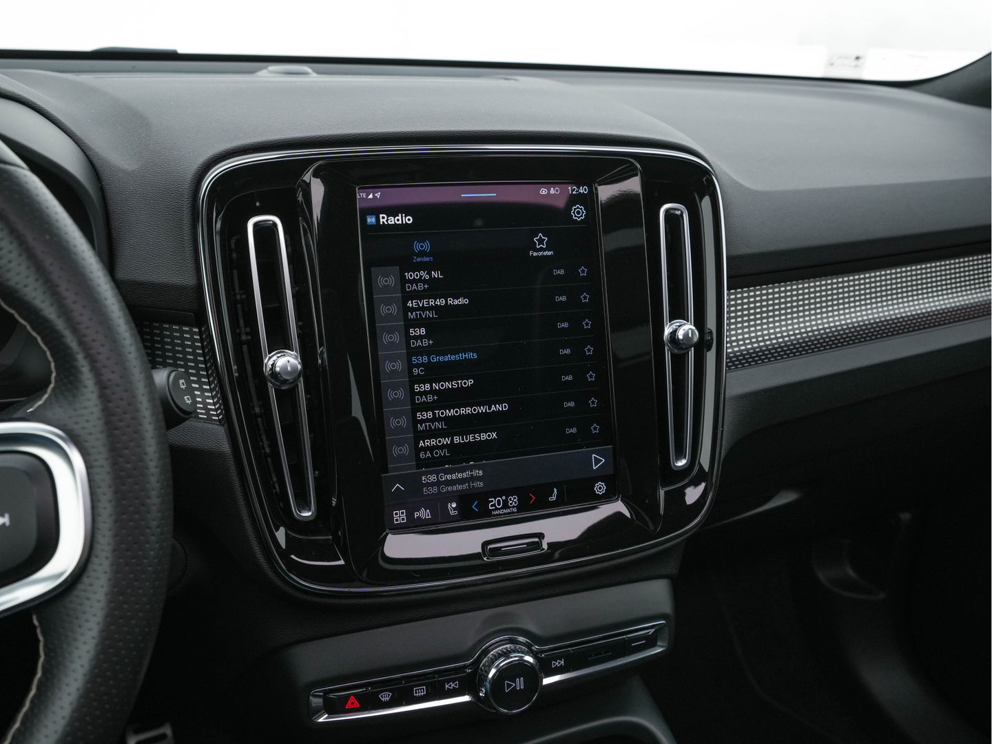 Volvo XC40 Recharge P8 AWD R-Design [ 3-Fase-11kW ] {SOH-89%} (INCL-BTW) *PANO | LEATHER-MICROFIBRE | DIGI-COCKPIT | FULL-LED | NAVI-FULLMAP | ECC | CARPLAY | PDC | KEYLESS | HEATED-SPORTSEATS | BLIS | PRIVACY-GLASS | 20"ALU*