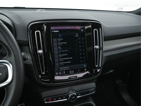 Volvo XC40 Recharge P8 AWD R-Design [ 3-Fase-11kW ] {SOH-89%} (INCL-BTW) *PANO | LEATHER-MICROFIBRE | DIGI-COCKPIT | FULL-LED | NAVI-FULLMAP | ECC | CARPLAY | PDC | KEYLESS | HEATED-SPORTSEATS | BLIS | PRIVACY-GLASS | 20"ALU*