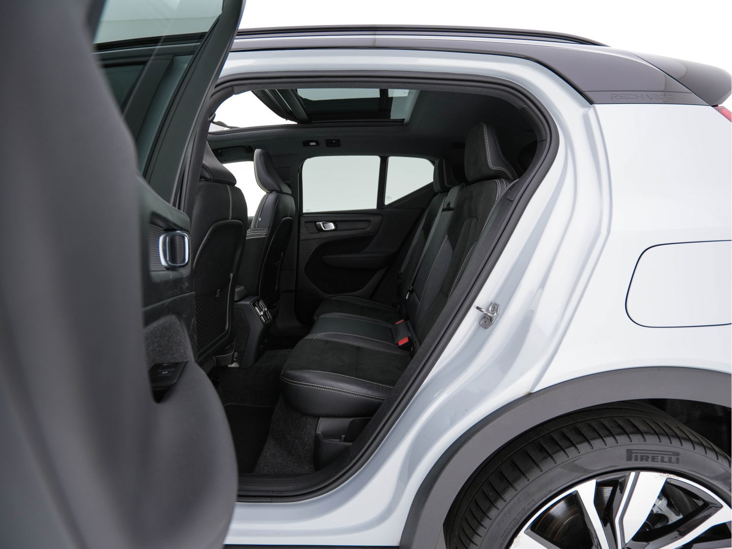 Volvo XC40 Recharge P8 AWD R-Design [ 3-Fase-11kW ] {SOH-89%} (INCL-BTW) *PANO | LEATHER-MICROFIBRE | DIGI-COCKPIT | FULL-LED | NAVI-FULLMAP | ECC | CARPLAY | PDC | KEYLESS | HEATED-SPORTSEATS | BLIS | PRIVACY-GLASS | 20"ALU*