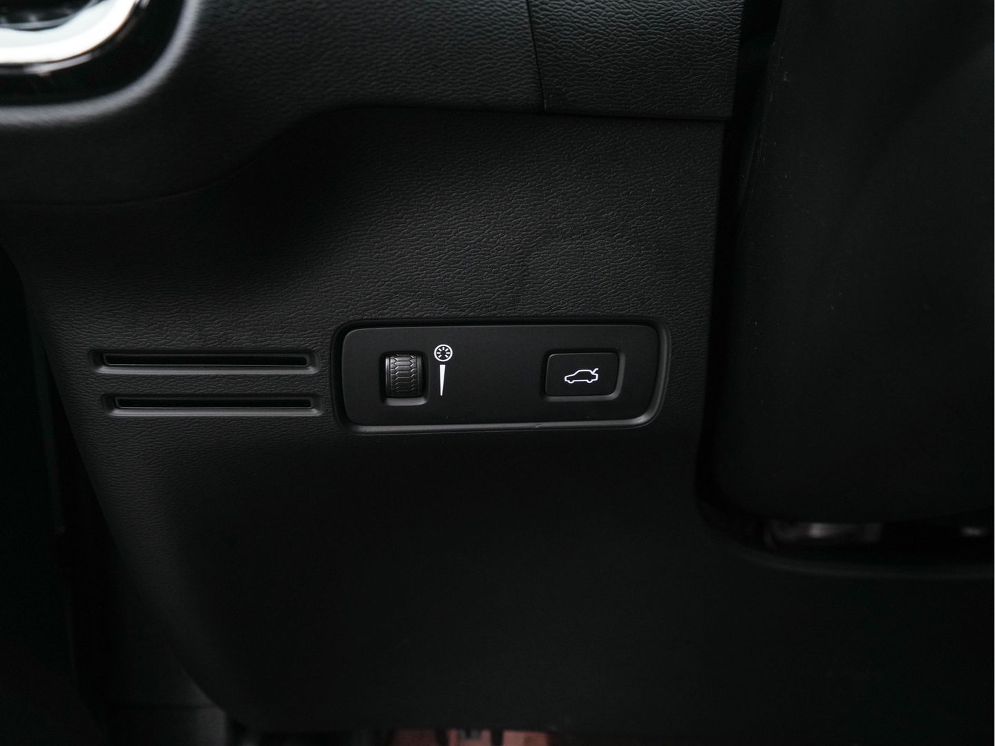 Volvo XC40 Recharge P8 AWD R-Design [ 3-Fase-11kW ] {SOH-89%} (INCL-BTW) *PANO | LEATHER-MICROFIBRE | DIGI-COCKPIT | FULL-LED | NAVI-FULLMAP | ECC | CARPLAY | PDC | KEYLESS | HEATED-SPORTSEATS | BLIS | PRIVACY-GLASS | 20"ALU*