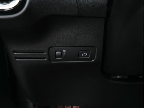 Volvo XC40 Recharge P8 AWD R-Design [ 3-Fase-11kW ] {SOH-89%} (INCL-BTW) *PANO | LEATHER-MICROFIBRE | DIGI-COCKPIT | FULL-LED | NAVI-FULLMAP | ECC | CARPLAY | PDC | KEYLESS | HEATED-SPORTSEATS | BLIS | PRIVACY-GLASS | 20"ALU*