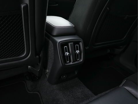 Volvo XC40 Recharge P8 AWD R-Design [ 3-Fase-11kW ] {SOH-89%} (INCL-BTW) *PANO | LEATHER-MICROFIBRE | DIGI-COCKPIT | FULL-LED | NAVI-FULLMAP | ECC | CARPLAY | PDC | KEYLESS | HEATED-SPORTSEATS | BLIS | PRIVACY-GLASS | 20"ALU*