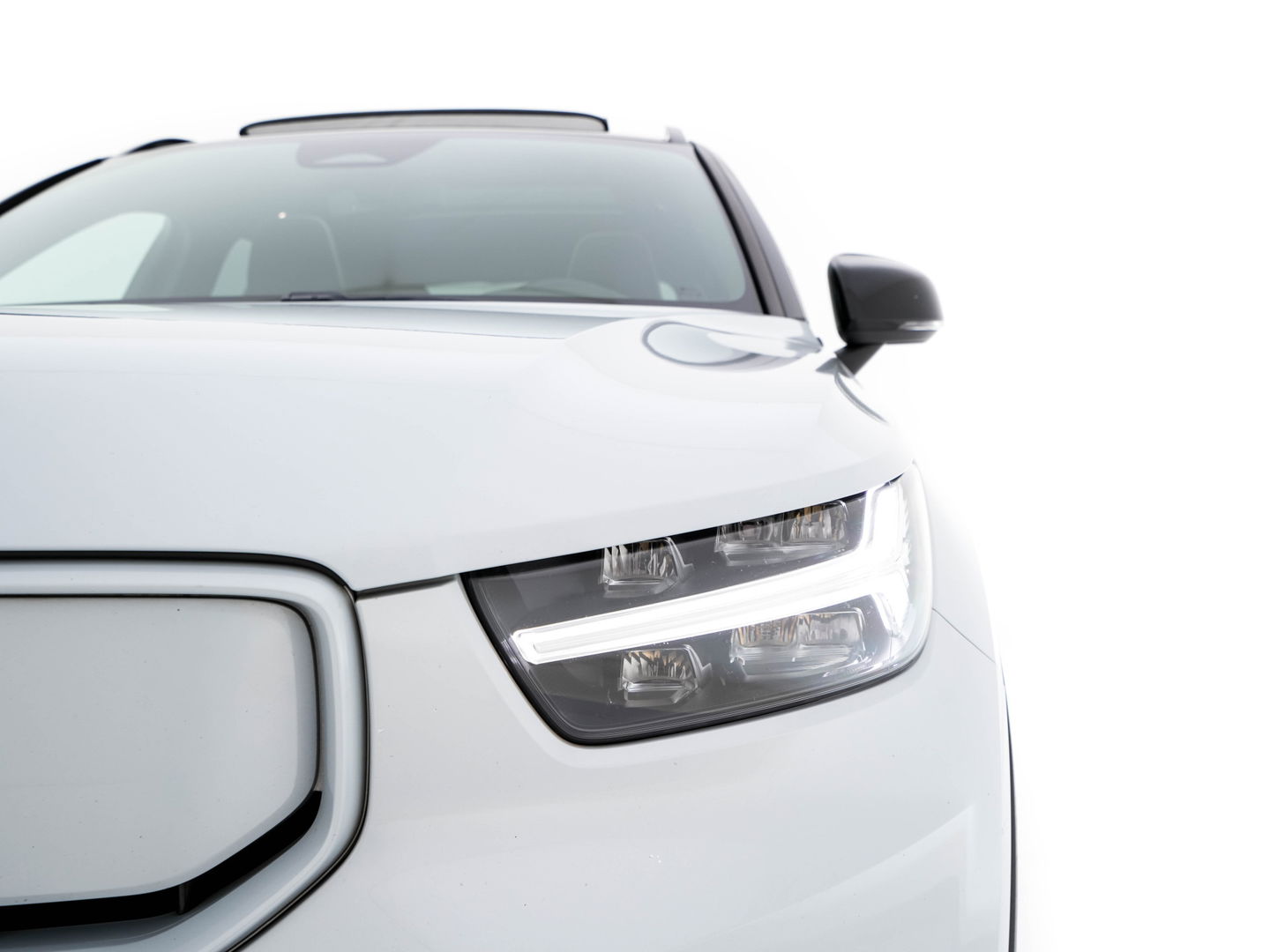 Volvo XC40 Recharge P8 AWD R-Design [ 3-Fase-11kW ] {SOH-89%} (INCL-BTW) *PANO | LEATHER-MICROFIBRE | DIGI-COCKPIT | FULL-LED | NAVI-FULLMAP | ECC | CARPLAY | PDC | KEYLESS | HEATED-SPORTSEATS | BLIS | PRIVACY-GLASS | 20"ALU*