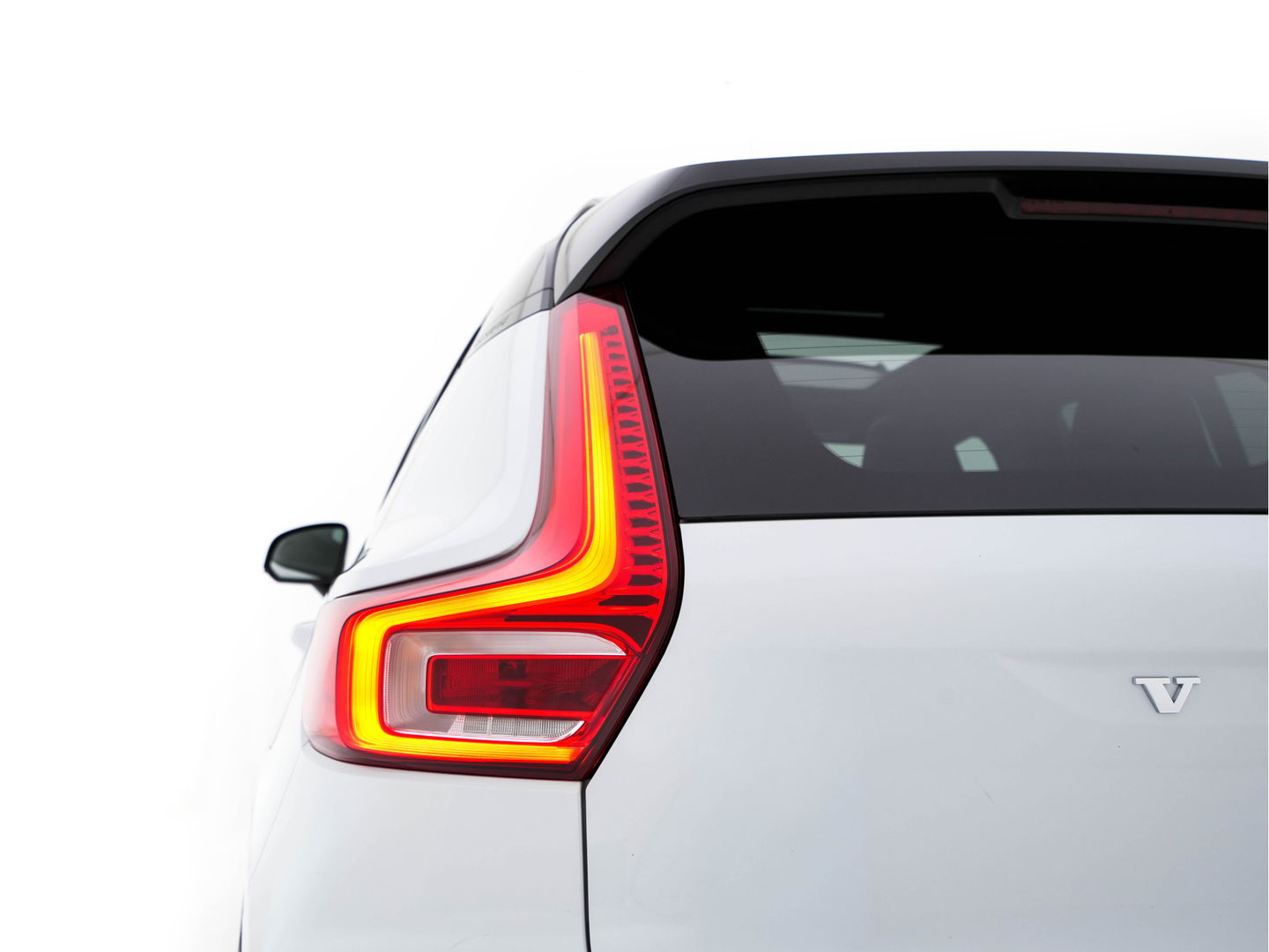 Volvo XC40 Recharge P8 AWD R-Design [ 3-Fase-11kW ] {SOH-89%} (INCL-BTW) *PANO | LEATHER-MICROFIBRE | DIGI-COCKPIT | FULL-LED | NAVI-FULLMAP | ECC | CARPLAY | PDC | KEYLESS | HEATED-SPORTSEATS | BLIS | PRIVACY-GLASS | 20"ALU*