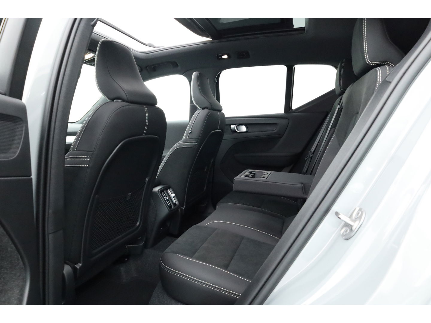 Volvo XC40 B3 Plus Black Edition | Pano | Keyless | H&K | 360Cam| Stoel- Stuurverw. | CarPlay | Pilot Assist | Google | ACC