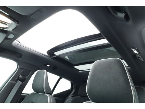 Volvo XC40 B3 Plus Black Edition | Pano | Keyless | H&K | 360Cam| Stoel- Stuurverw. | CarPlay | Pilot Assist | Google | ACC
