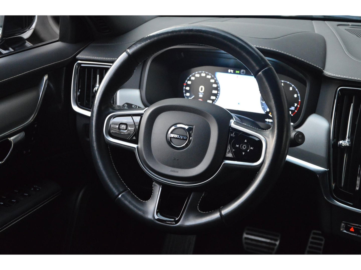 Volvo V90 B4 R-Design | 360° Camera | Harman/Kardon | Stoel + Stuur Verwarmd | Pilot-Assist | Apple CarPlay |