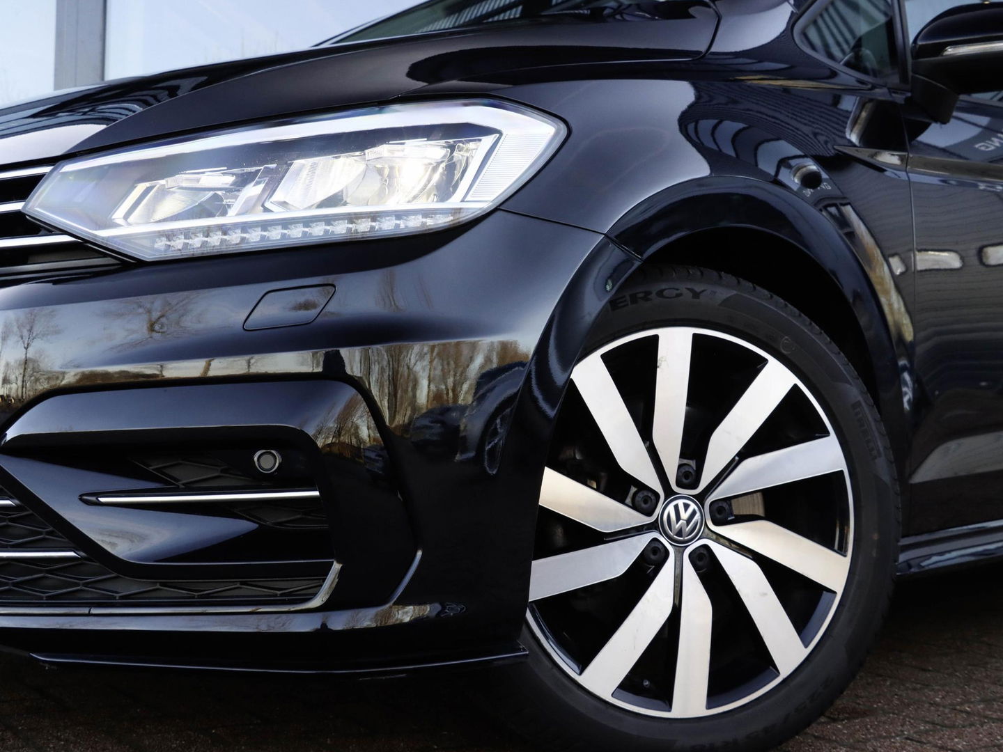 Volkswagen Touran 1.5 TSI R-Line 7p Automaat Panodak Trekhaak