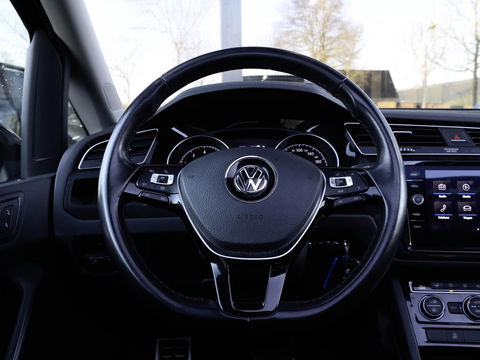 Volkswagen Touran 1.5 TSI R-Line 7p Automaat Panodak Trekhaak