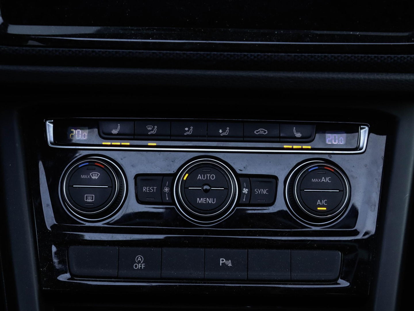 Volkswagen Touran 1.5 TSI R-Line 7p Automaat Panodak Trekhaak