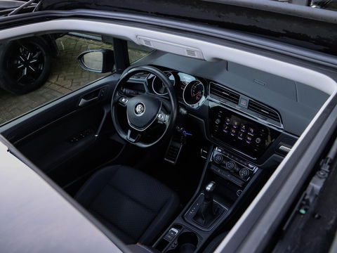 Volkswagen Touran 1.5 TSI R-Line 7p Automaat Panodak Trekhaak