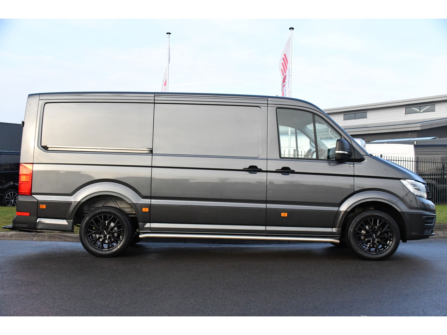 Volkswagen Crafter 2.0 TDI L3H2 Highline PB Edition Adaptieve Cruise, Camera, Carplay, LED, 177pk, Automaat, Voorruit verwarming, Sensoren, Trekhaak, Uniek!