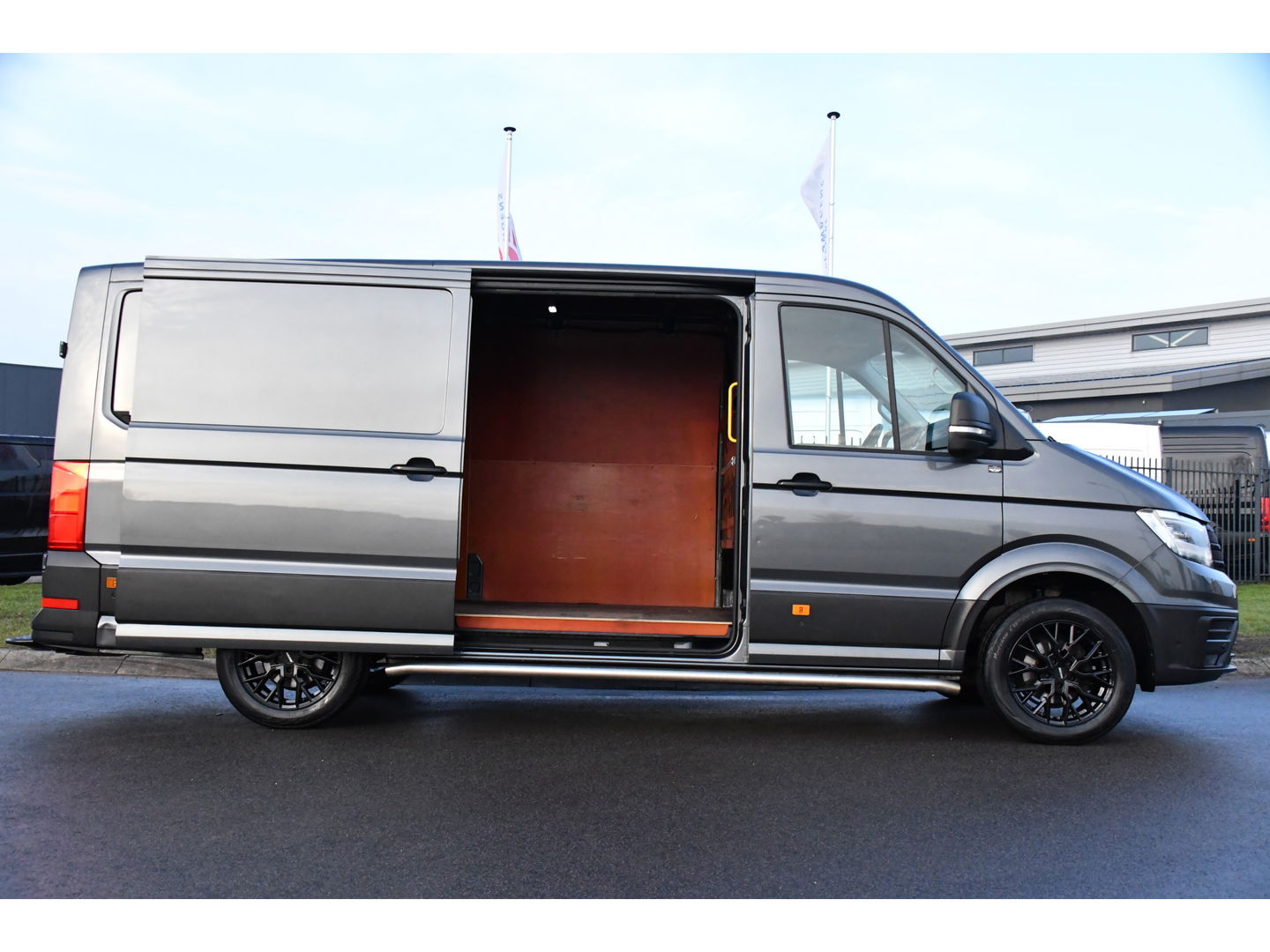 Volkswagen Crafter 2.0 TDI L3H2 Highline PB Edition Adaptieve Cruise, Camera, Carplay, LED, 177pk, Automaat, Voorruit verwarming, Sensoren, Trekhaak, Uniek!