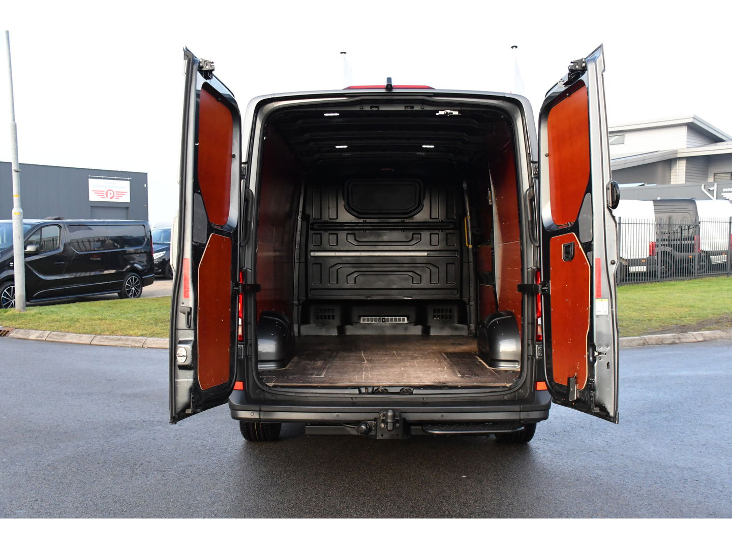 Volkswagen Crafter 2.0 TDI L3H2 Highline PB Edition Adaptieve Cruise, Camera, Carplay, LED, 177pk, Automaat, Voorruit verwarming, Sensoren, Trekhaak, Uniek!