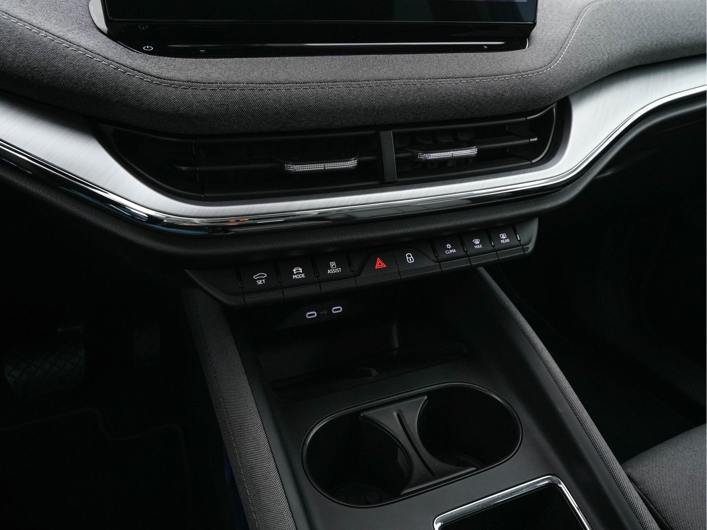 Škoda Enyaq iV 80 [ 3-Fase ] {SOH-88% } (INCL-BTW) *LEATHER-FABRIC | FULL-LED | DIGI-COCKPIT | CAMERA | KEYLESS | NAVI-FULLMAP | AMBIENT-LIGHT | ECC | HEATED-COMFORTSEATS | DAB+ | PDC | CRUISE | CARPLAY | TOWBAR | 19"ALU*