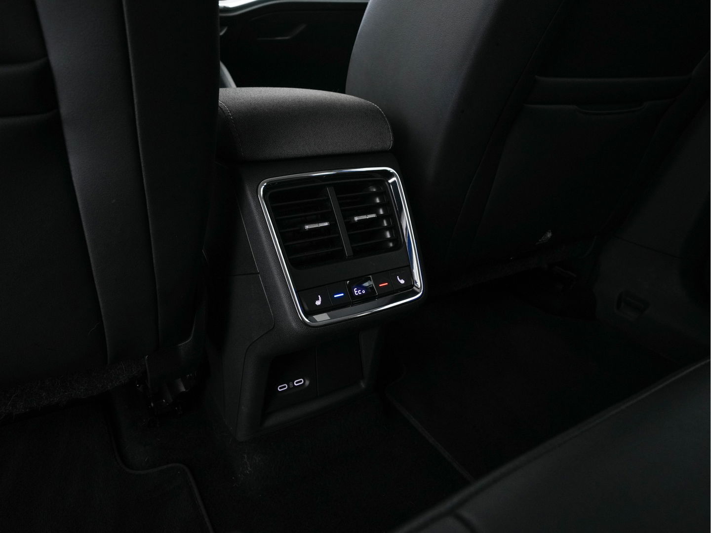 Škoda Enyaq iV 80 [ 3-Fase ] {SOH-88% } (INCL-BTW) *LEATHER-FABRIC | FULL-LED | DIGI-COCKPIT | CAMERA | KEYLESS | NAVI-FULLMAP | AMBIENT-LIGHT | ECC | HEATED-COMFORTSEATS | DAB+ | PDC | CRUISE | CARPLAY | TOWBAR | 19"ALU*