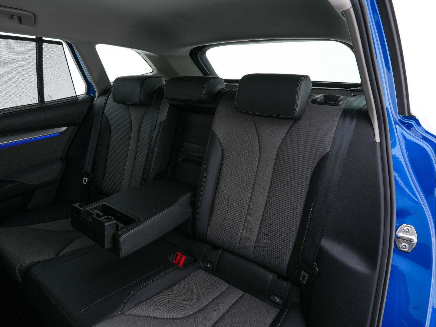 Škoda Enyaq iV 80 [ 3-Fase ] {SOH-88% } (INCL-BTW) *LEATHER-FABRIC | FULL-LED | DIGI-COCKPIT | CAMERA | KEYLESS | NAVI-FULLMAP | AMBIENT-LIGHT | ECC | HEATED-COMFORTSEATS | DAB+ | PDC | CRUISE | CARPLAY | TOWBAR | 19"ALU*