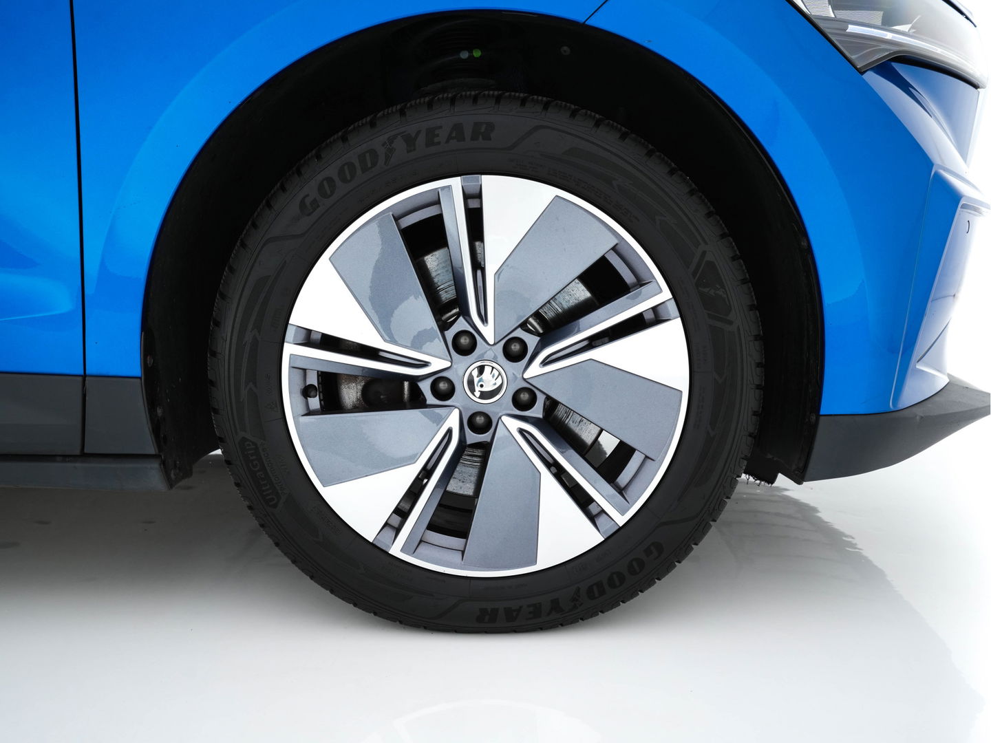 Škoda Enyaq iV 80 [ 3-Fase ] {SOH-88% } (INCL-BTW) *LEATHER-FABRIC | FULL-LED | DIGI-COCKPIT | CAMERA | KEYLESS | NAVI-FULLMAP | AMBIENT-LIGHT | ECC | HEATED-COMFORTSEATS | DAB+ | PDC | CRUISE | CARPLAY | TOWBAR | 19"ALU*