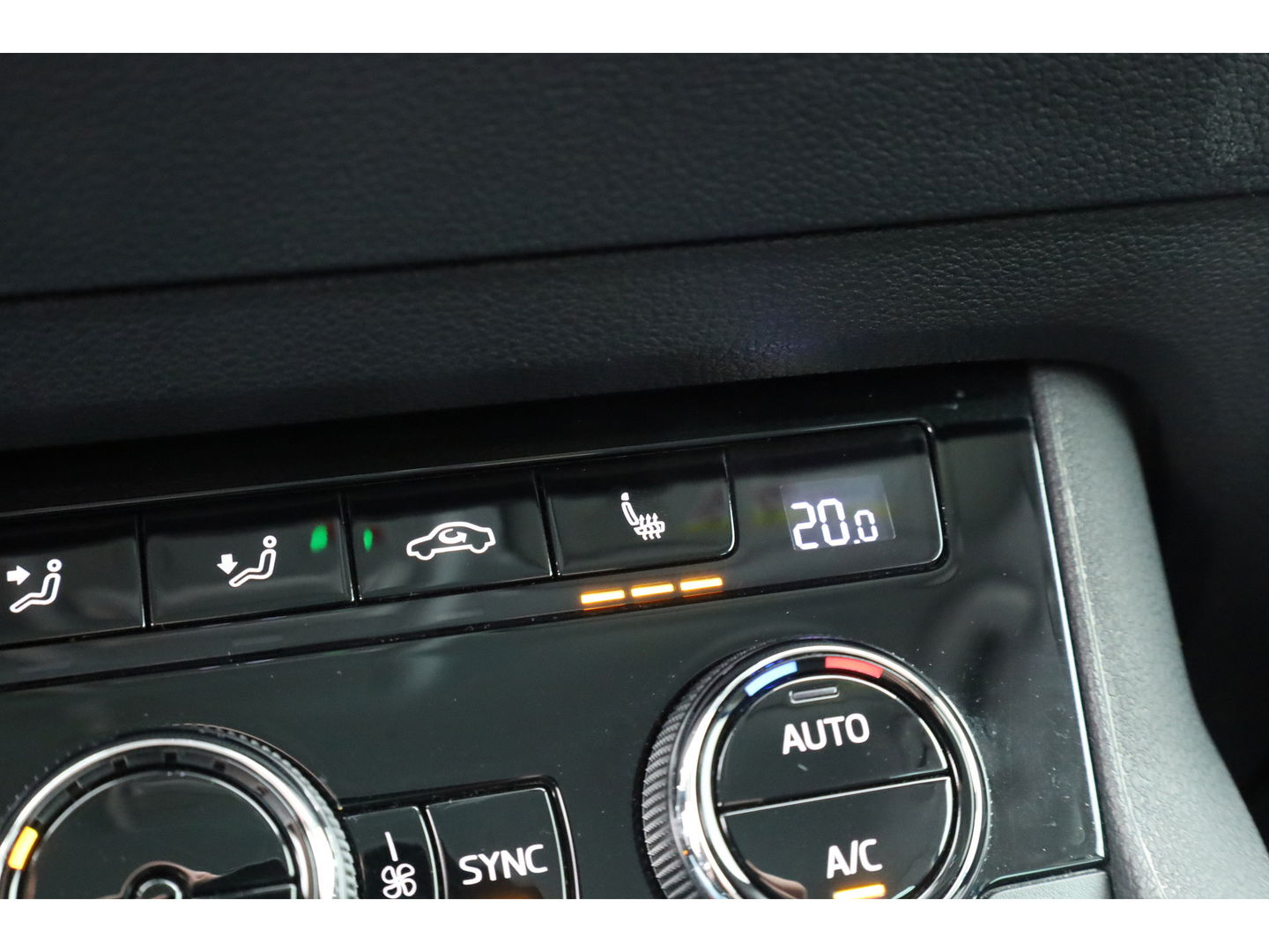 Škoda Karoq 1.5 TSI ACT Style DSG | Navi | Adapt. Cruise | Camera | Keyless | All Season | Apple CarPlay | Stoelverw.