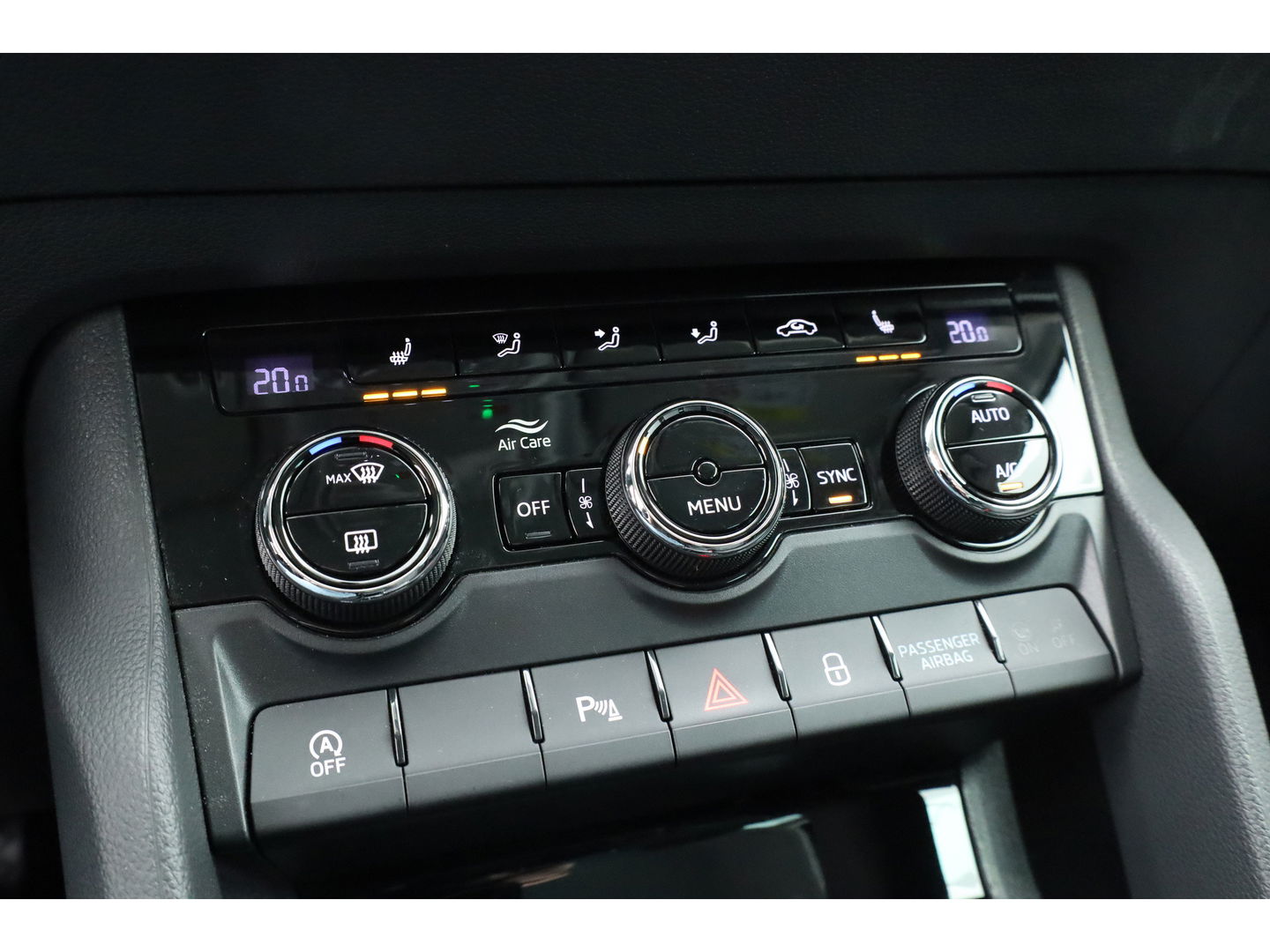 Škoda Karoq 1.5 TSI ACT Style DSG | Navi | Adapt. Cruise | Camera | Keyless | All Season | Apple CarPlay | Stoelverw.