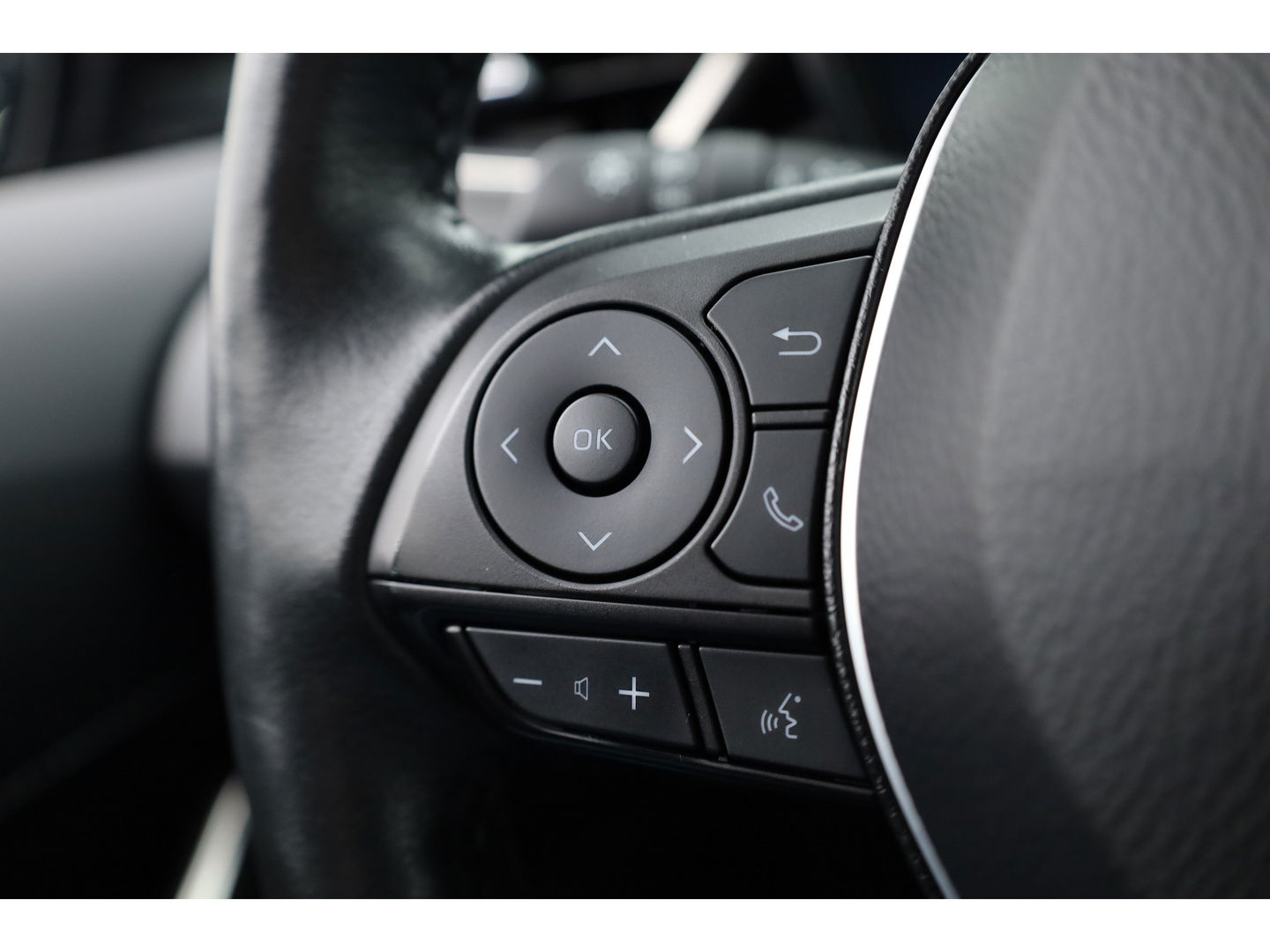 Toyota Corolla Touring Sports 1.8 First Edition Hybrid 140 | Adapt. Cruise | Stoel- Stuurverw. | Keyless | Camera | Apple CarPlay & Android Auto