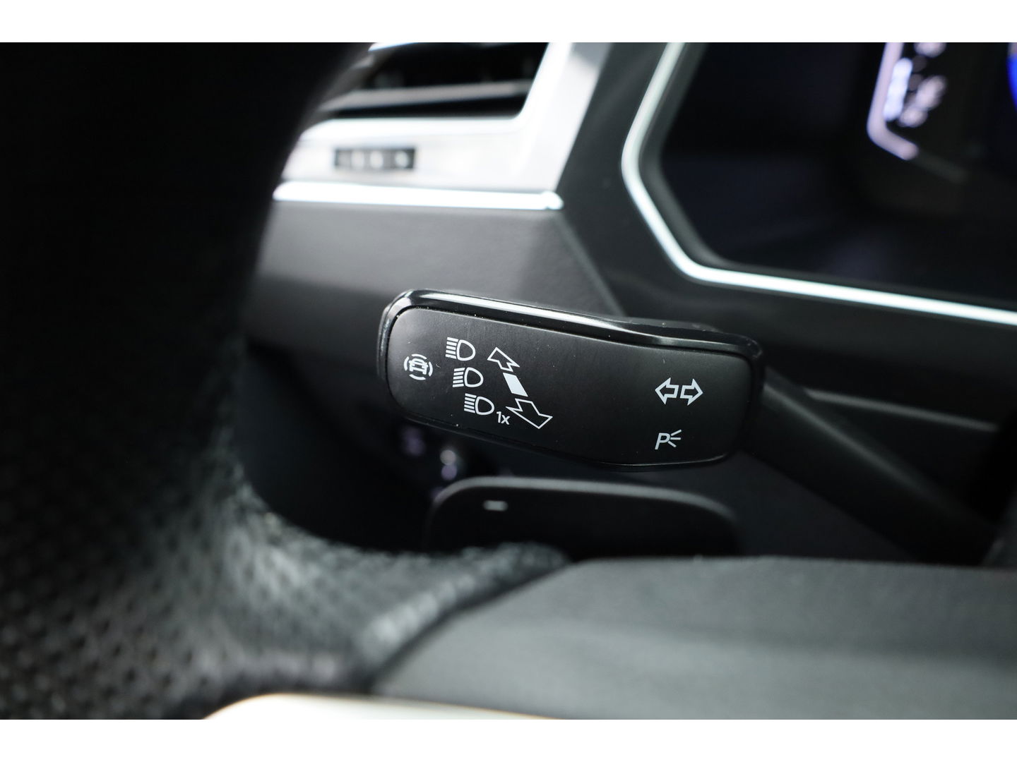 Volkswagen Tiguan 1.5 TSI R-Line DSG | Adapt. Cruise | Trekhaak | CarPlay | Navi | IQ. Light | All Season | Stoelverw. | Keyless