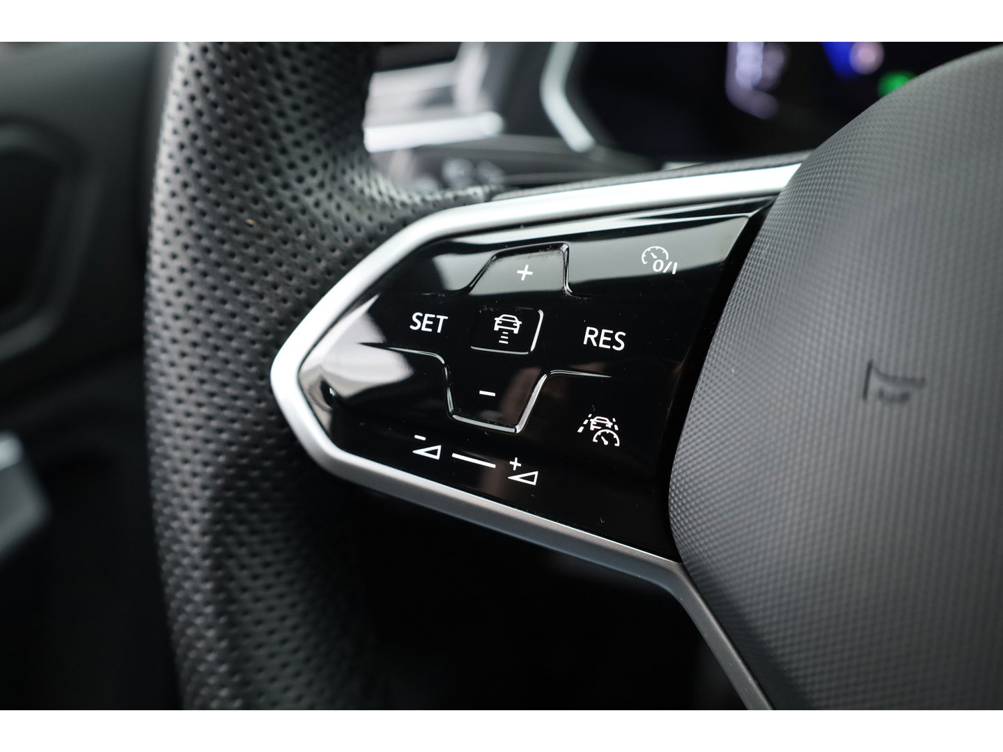 Volkswagen Tiguan 1.5 TSI R-Line DSG | Adapt. Cruise | Trekhaak | CarPlay | Navi | IQ. Light | All Season | Stoelverw. | Keyless