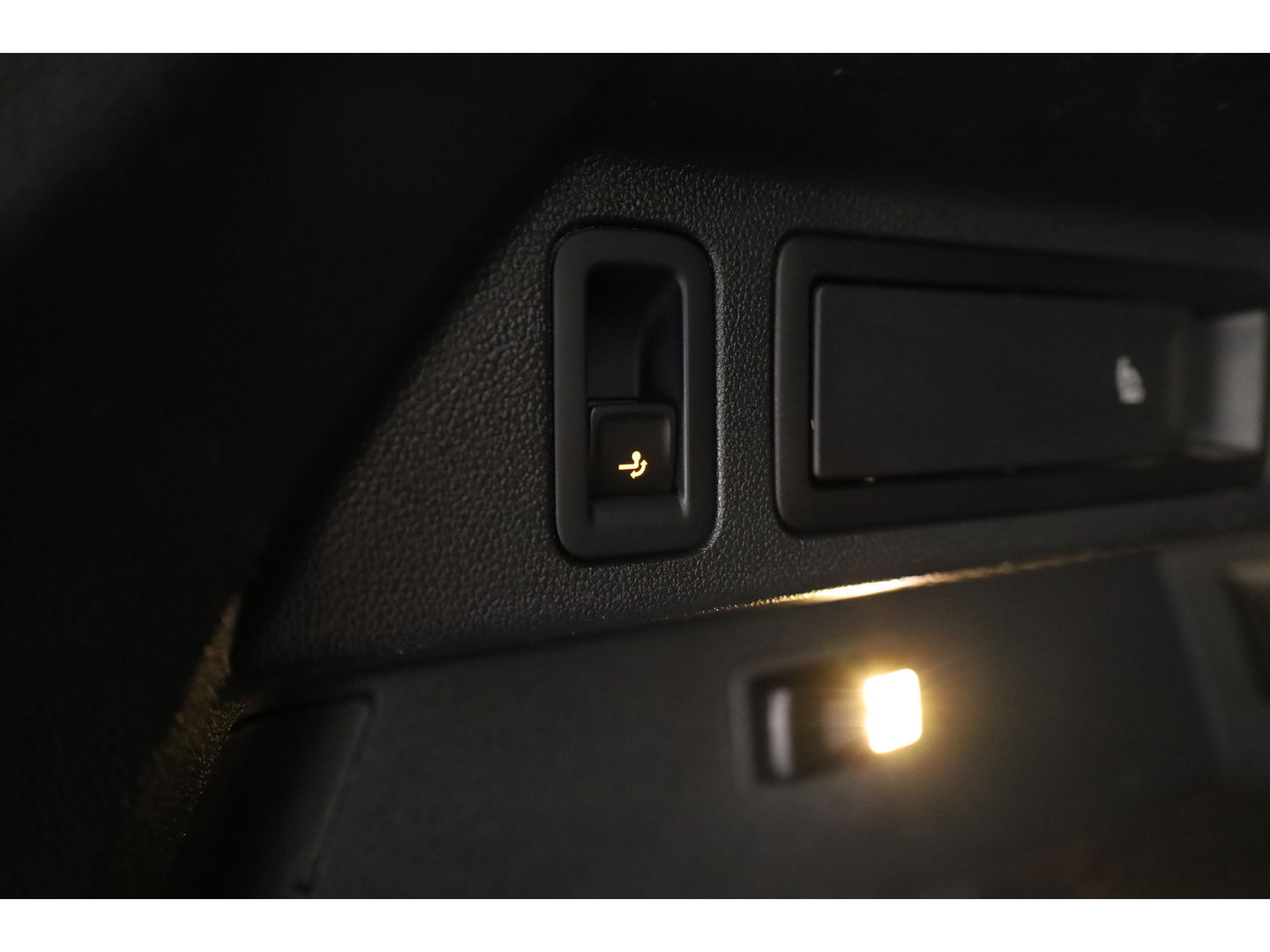 Volkswagen Tiguan 1.5 TSI R-Line DSG | Adapt. Cruise | Trekhaak | CarPlay | Navi | IQ. Light | All Season | Stoelverw. | Keyless