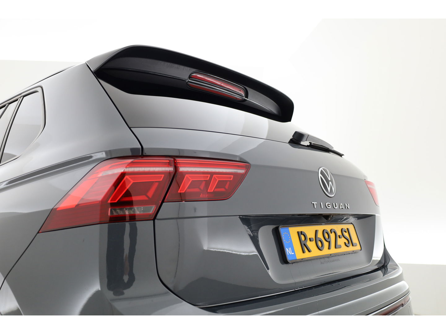 Volkswagen Tiguan 1.5 TSI R-Line DSG | Adapt. Cruise | Trekhaak | CarPlay | Navi | IQ. Light | All Season | Stoelverw. | Keyless