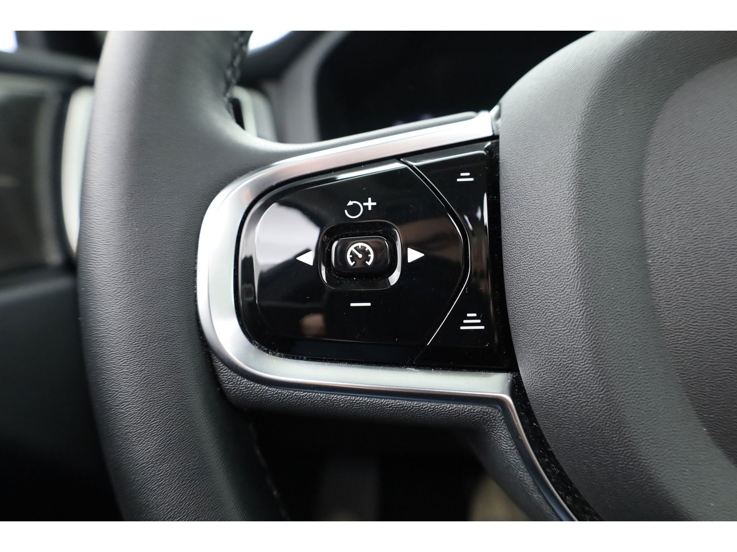 Volvo XC60 2.0 T8 Plug-in hybrid AWD Ultimate Dark | 455 PK | Head-up | Elek. Trekhaak | H&K Audio | 360 camera | ACC |